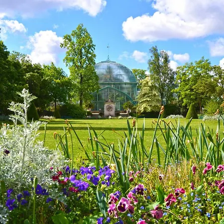 Veeve - Palatial By The Park Apartment Paris